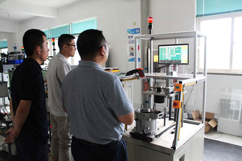 艾普智能儀器—新能源汽車電機測試設備驗收現(xiàn)場